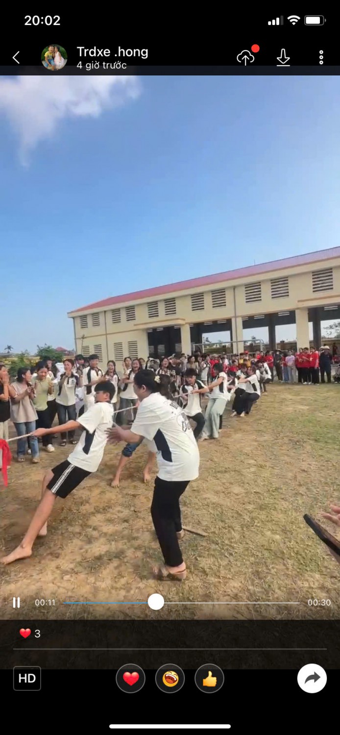 Các em học sinh tham gia trò chơi kéo co