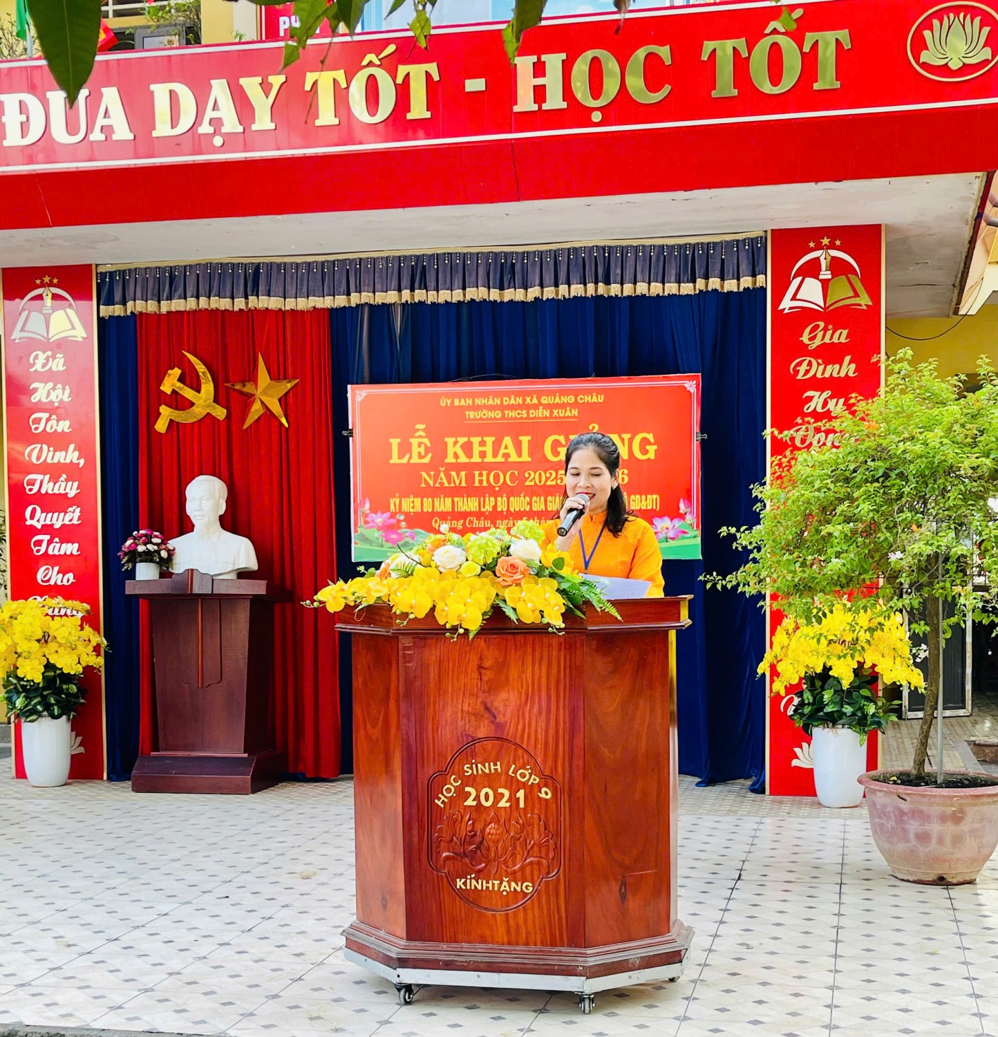 CÔ HIỆU TRƯỞNG TRONG NGÀY KHAI GIẢNG NĂM HỌC MỚI NĂM HỌC 2025 2026