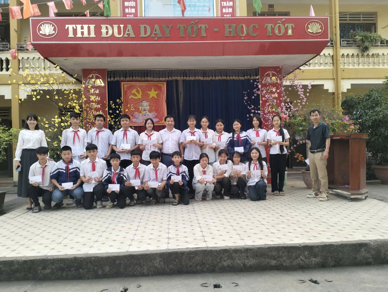 TRAO QUÀ ĐỘNG VIÊN HỌC SINH GIỎI KHỐI 8